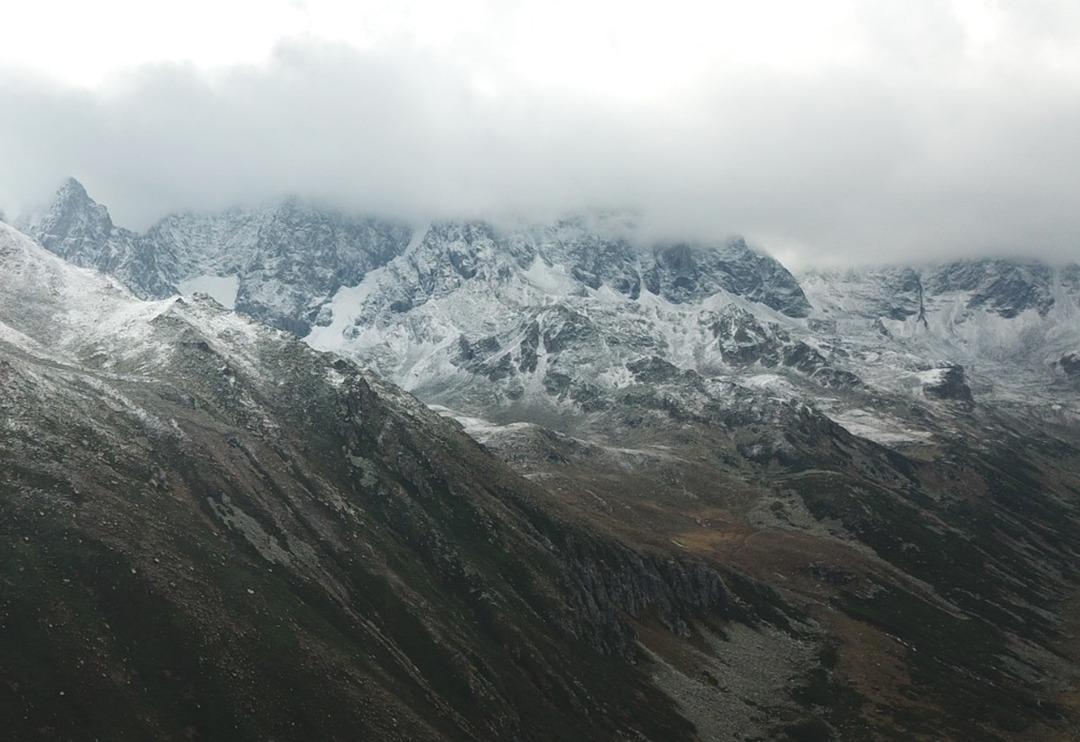 Havalar soğudu, kar geldi! Doğu Karadeniz'in y&uuml;ksek kesimleri beyaza b&uuml;r&uuml;nd&uuml;