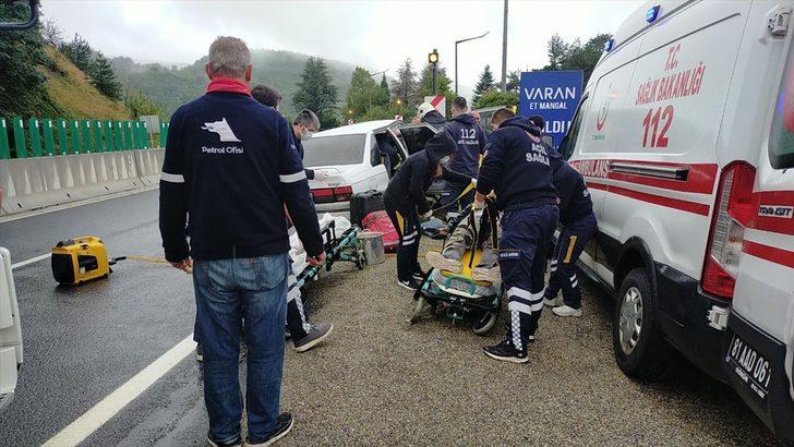 Bolu Dağı'nda bariyerlere saplanan otomobildeki 3 kişi ağır yaralandı G2