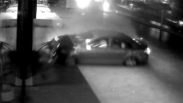 Esenyurt'ta feci kaza! Alkollü sürücü avize dükkanına daldı