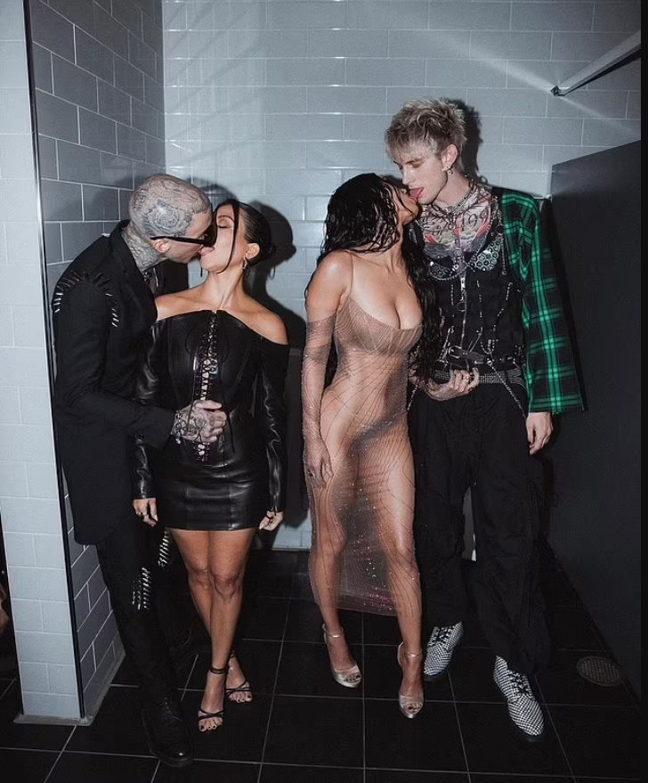 Kourtney Kardashian ve Megan Fox’un üstsüz pozları gündeme bomba gibi düştü G5