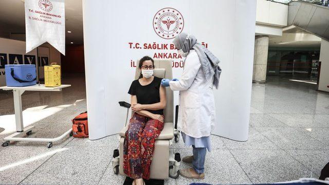 Türkiye'de havalimanlarında da aşılama yapılıyor. Fotoğraf Sabiha Gökçen'den