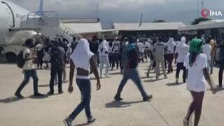 ABD'ye geri dönmek için uçağa binmeye çalıştılar, kaos çıktı