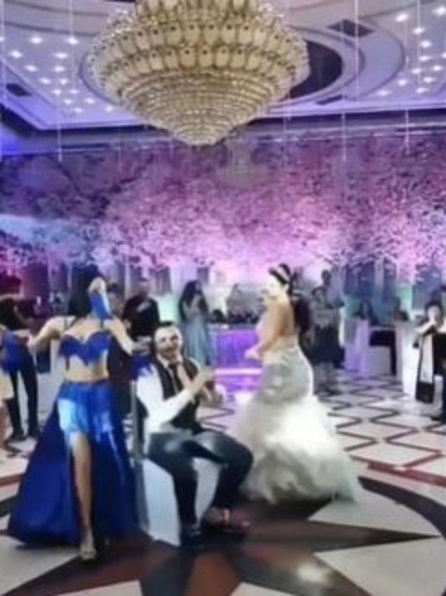 Şoke eden görüntü! Düğüne gelen dansöz damadın etrafında göbek attı