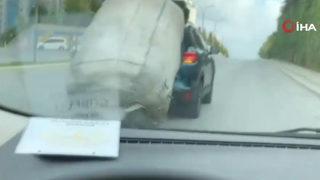 Sosyal medyanın konuştuğu görüntüler! Kağıt toplayıcısı gencin yardımına sürücü yetişti