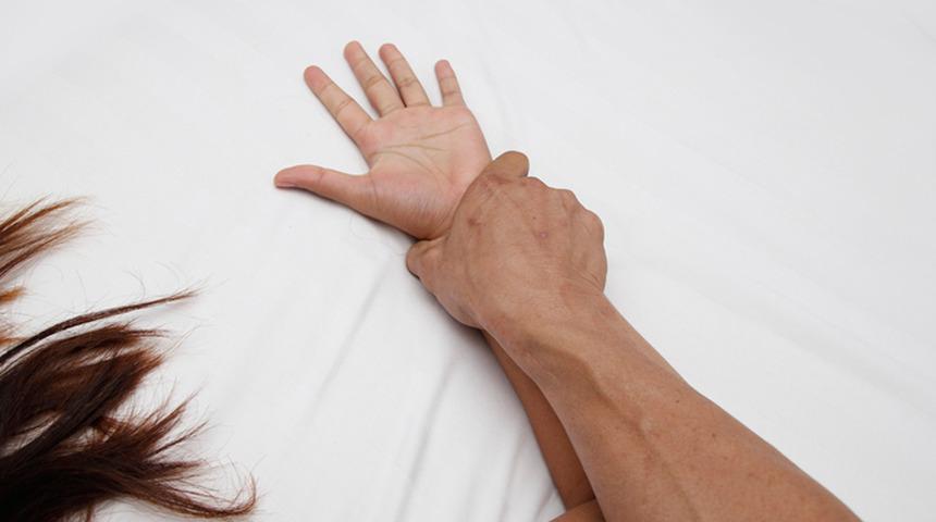 Sevgilisinin cinsel saldırısına uğradı, kurtulmak için otomobilden atladı