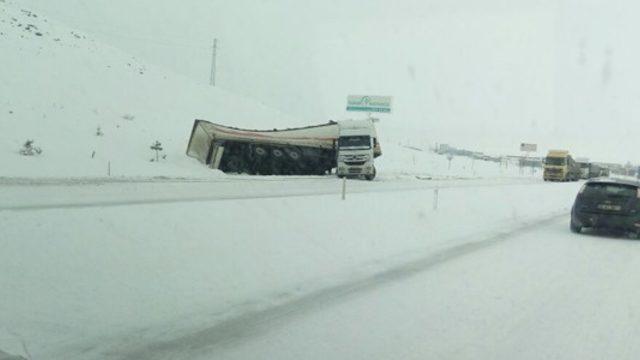 Afyon'da kar ve buz kazaları