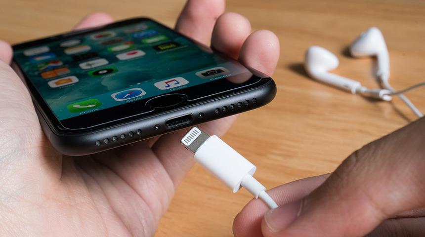 AB'den akıllı telefonlar için "tek tip şarj" adımı! Özellikle Apple'ı etkileyecek