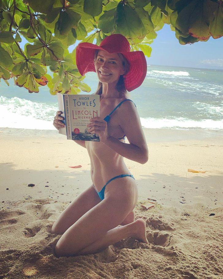 Kim inanır 56 yaşında olduğuna! Bikinili pozlarıyla gençlere taş çıkarıyor G5