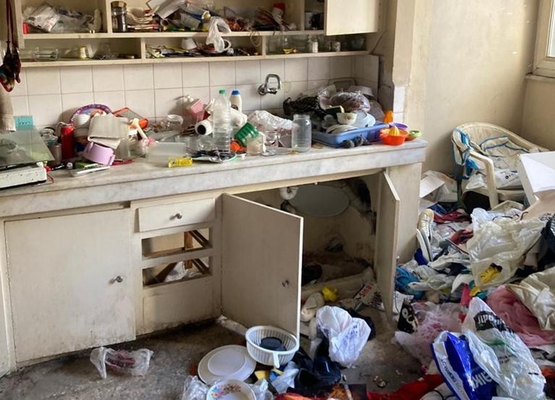 Alzheimer hastası yaşlı adamın evinden 3 kamyon &ccedil;&ouml;p &ccedil;ıktı