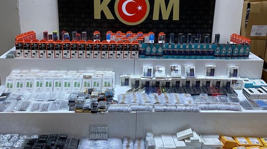 Samsun'da 1997 faturasız cep telefonu aksesuarı ele geçirildi