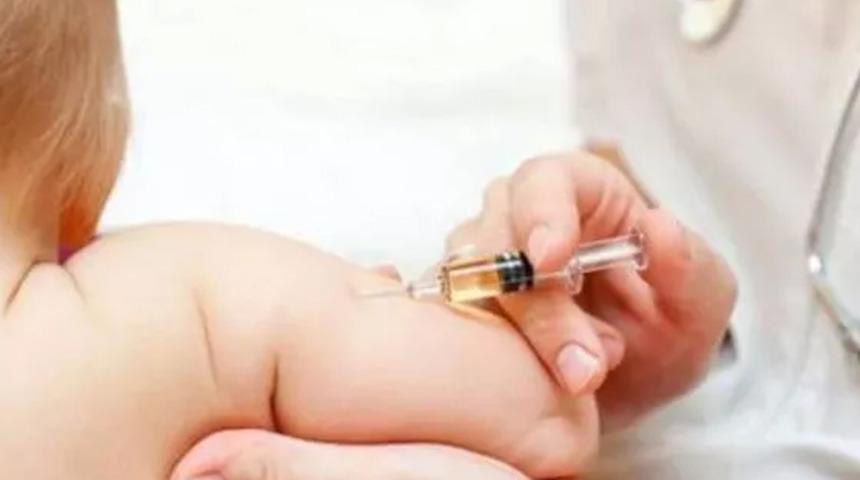 Bir bebeğe yanlışlıkla koronavirüs aşısı yapıldığını söyleyen Prof. Dr. Zafer Kurugöl'den yeni açıklama