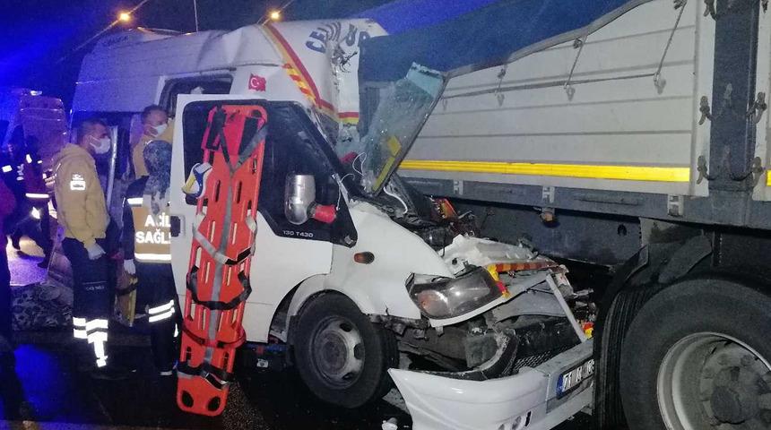 Aksaray'da feci kaza! Mevsimlik işçileri taşıyan minibüs TIR'a arkadan çarptı: 2'si bebek 17 yaralı