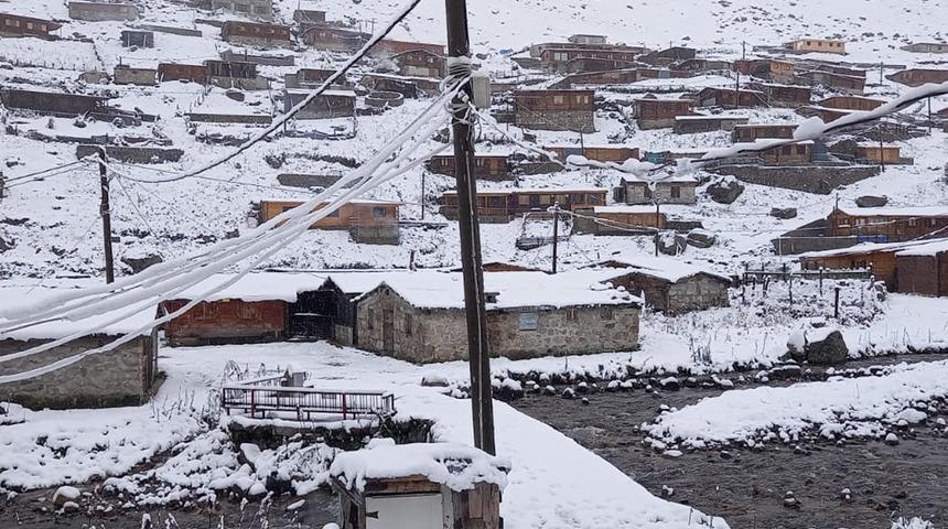 Beklenen kar yağdı! Doğu Karadeniz'de yaylalar beyaza büründü