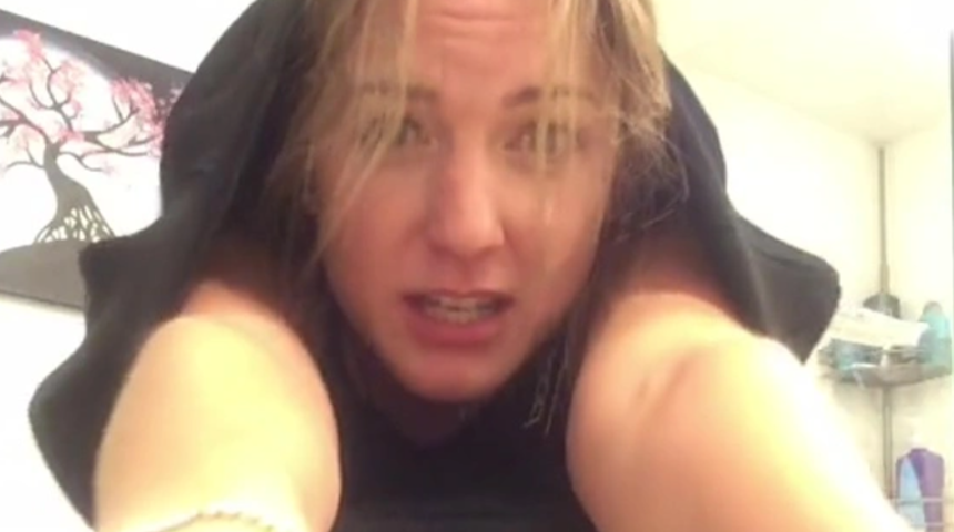 Evde yalnızken elbisesinin içinde sıkışan TikTok kullanıcısının paylaşımı eğlenceli anlar yaşattı