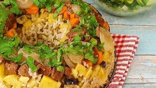 Kek kalıbıyla pilav bile yapılırmış! İşte kek kalıbıyla yapabileceğiniz enfes bir sebzeli pilav tarifi