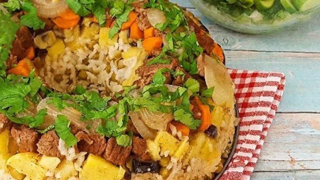 Kek kalıbıyla pilav bile yapılırmış! İşte kek kalıbıyla yapabileceğiniz enfes bir sebzeli pilav tarifi