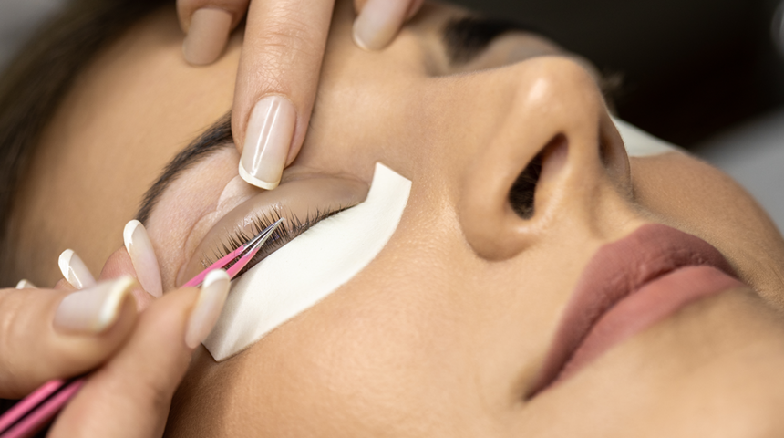 Rimel sürme derdine son! Kadınların yeni gözdesi, 'Kirpik kaldırma' uygulaması oldu