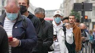 Sosyal medya bunu konuşuyor! iPhone 13 için kuyruk oluşturdular