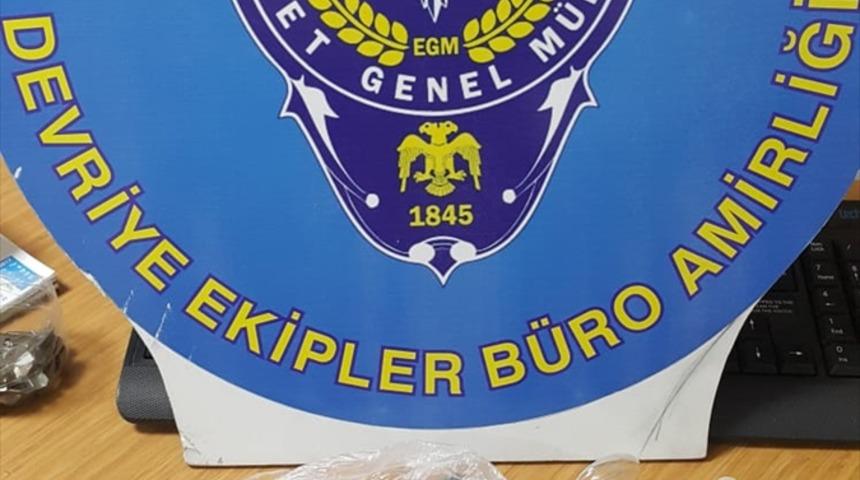 Kaçan motosikletliyi sürüklenmelerine rağmen yakalayan polisler ödüllendirildi