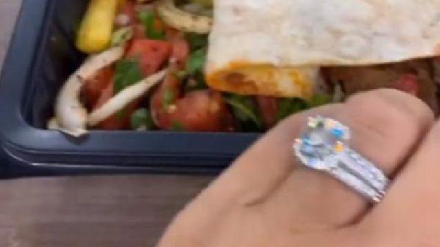 Katie Price, kuaförde kebap yerken milyonluk yüzüğüyle adeta hava attı