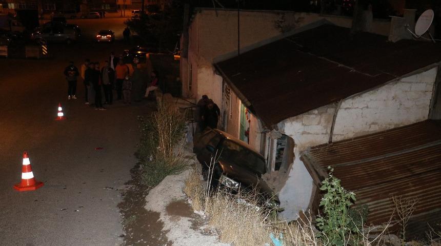 Evin bahçesine araba uçtu: 3 yaralı
