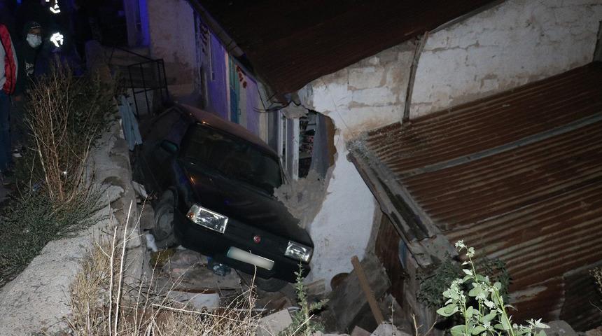 Bu g&ouml;r&uuml;nt&uuml; ilk değil! Evin bah&ccedil;esine u&ccedil;tu: 3 yaralı