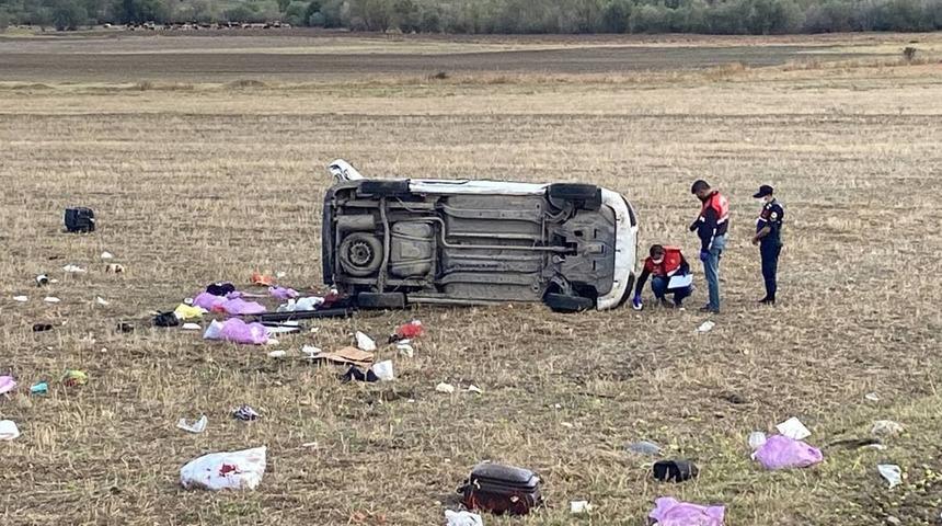 Çorum'da korkunç kaza! Kontrolden çıkan hafif ticari araç devrildi: 2 ölü, 3 yaralı