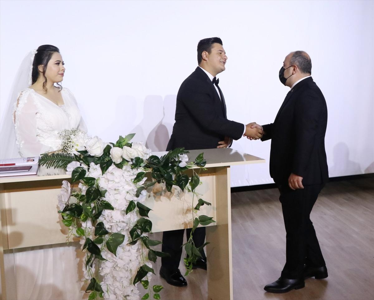 Bakan Varank, Kocaeli'de darbedilen basın mensubunun nikah şahitliğini yaptı
