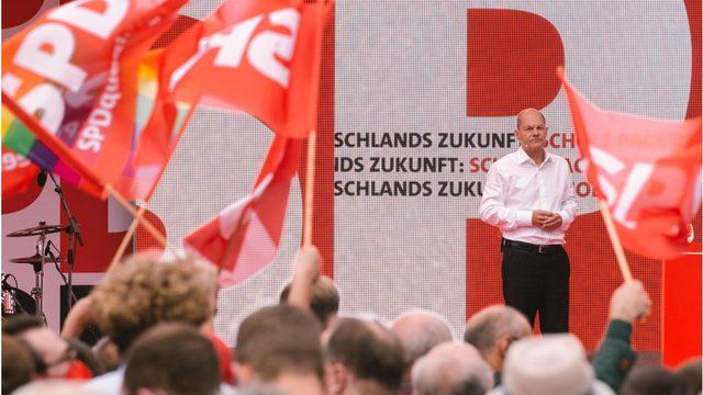 SPD adayı Olaf Scholz, Köln'de seçim kampanyasında