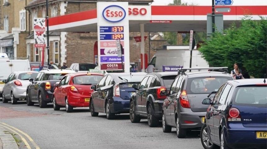İngiltere'de h&uuml;k&uuml;met, benzin kuyruklarına yol a&ccedil;an krize &ccedil;&ouml;z&uuml;m arıyor