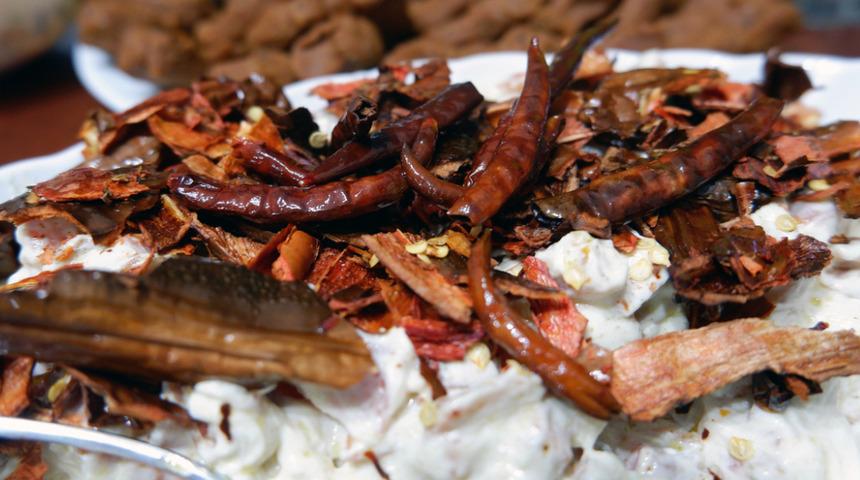 Bu mezeler artık sofranızın baş köşesinde yer alacak! Ünlü şefin birbirinden harika yoğurtlu meze tarifleri