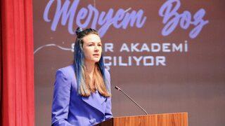 Milli voleybolcu Meryem Boz, Eskişehir'de adını taşıyan akademinin açılışına katıldı: