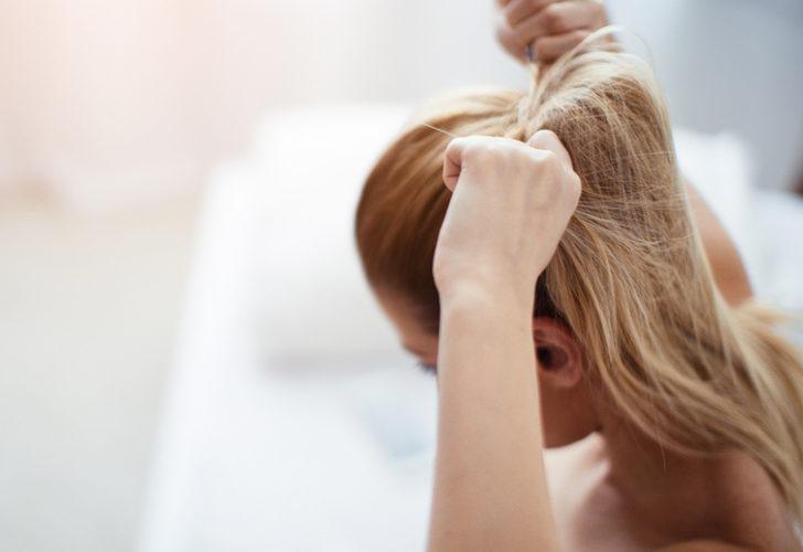 Aman dikkat! G&uuml;n i&ccedil;inde sıklıkla yapılan bu hatalar olduğunuzdan daha yaşlı g&ouml;r&uuml;nmenize yol a&ccedil;ıyor...