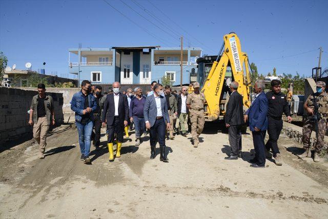 Van'ın Tuşba Belediye Başkanı Akman, taşkın bölgesini inceledi