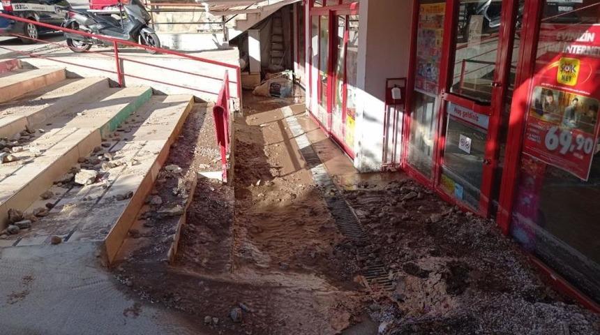 Asfalt bomba gibi patladı! Minibüs çukura düştü, marketi su bastı