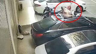 Tayvan'da balkonda ilişkiye giren kadın dengesini kaybederek arabanın üstüne düştü