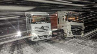 İlçe kara teslim oldu! Yol kapandı, onlarca TIR mahsur kaldı