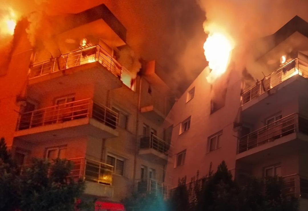Yer: Aydın! &Ouml;fkeli koca binayı ateşe verdi, mahalleli sokağa d&ouml;k&uuml;ld&uuml;