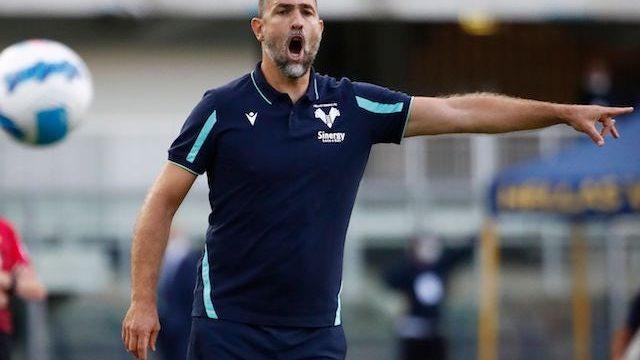 Mattia Destro elinde su şişesiyle gol attı