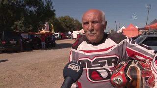 66 yaşında pistlerin tozunu attırıyor