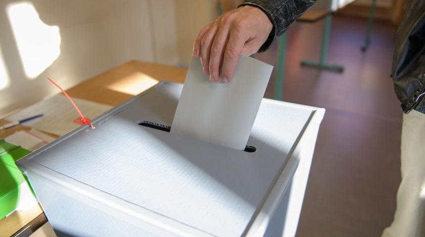 "Para bitince, siyaset  yatağa düştü" 