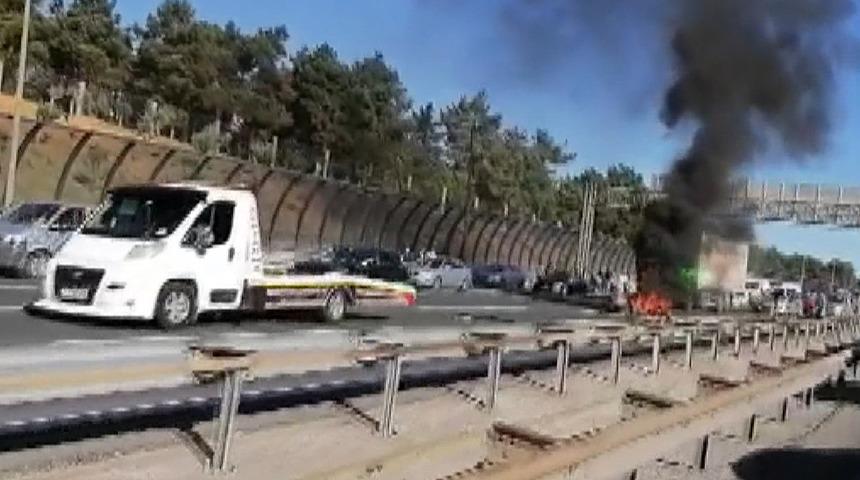 Otoyolda motosiklet alev aldı!