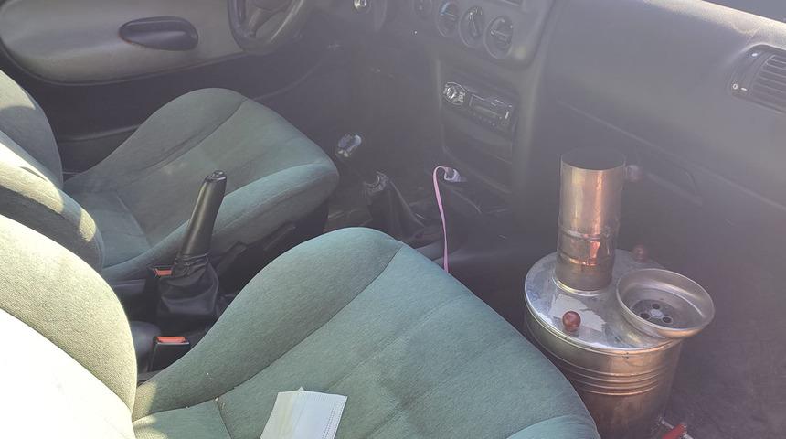 Isınmak için arabasına semaver koyan kişi çıkan gazdan zehirlenerek öldü