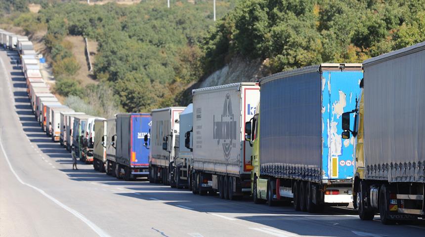 Sınır kapısında 20 kilometrelik kuyruk! İsyan ettiler