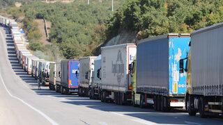 Sınır kapısında 20 kilometrelik kuyruk! İsyan ettiler