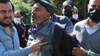 Aşı karşıtlarının eyleminde polise yumruklu saldırı