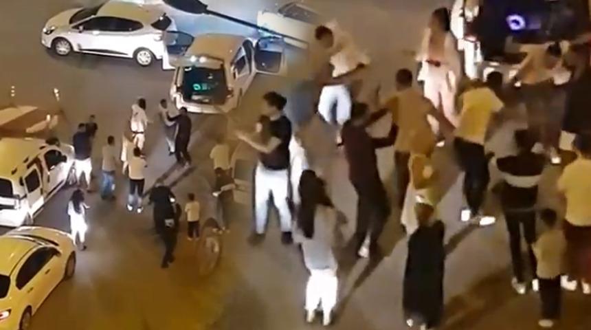 Yolu kapatıp Erik Dalı türküsüyle dans ettiler!