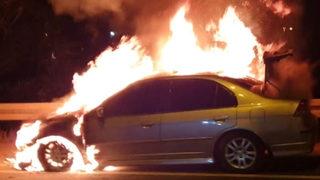 Patlayarak alev alev yanan otomobil adeta küle döndü