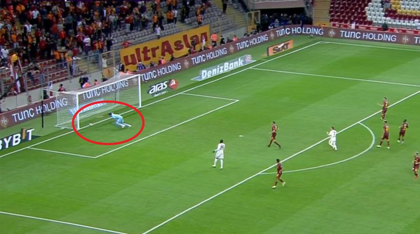 Göztepe kalecisi İrfan Can Eğribayat'tan inanılmaz hata!