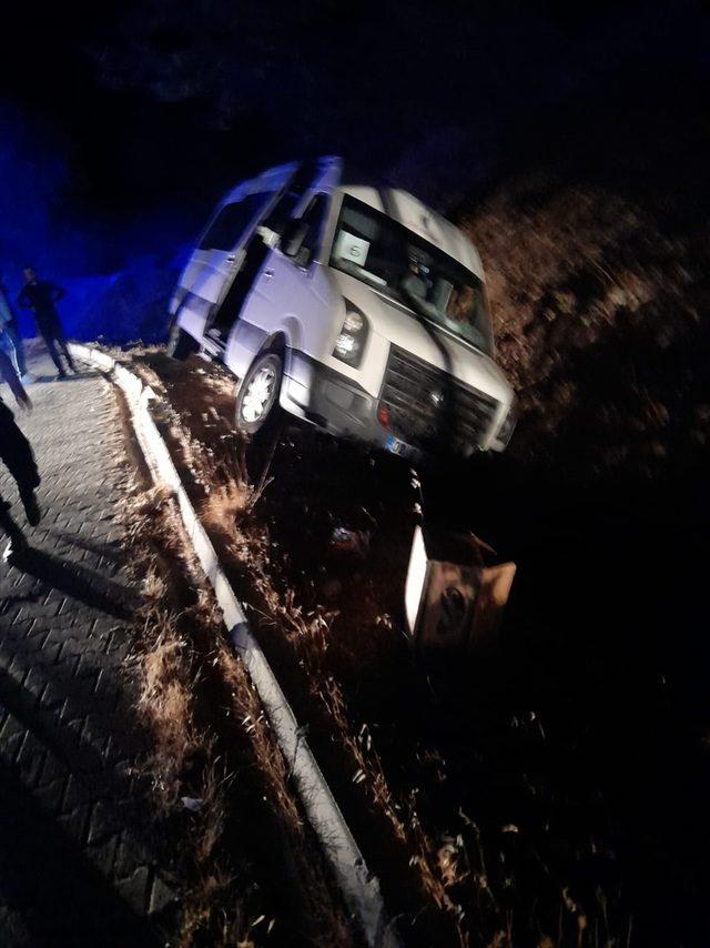 Adıyaman da minib&uuml;s&uuml;n şarampole devrildiği kazada 5 kişi yaralandı 1